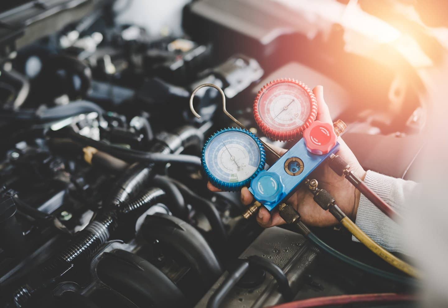 Araç klima sistemine gaz dolumu ve kaçak testi yapan teknisyen