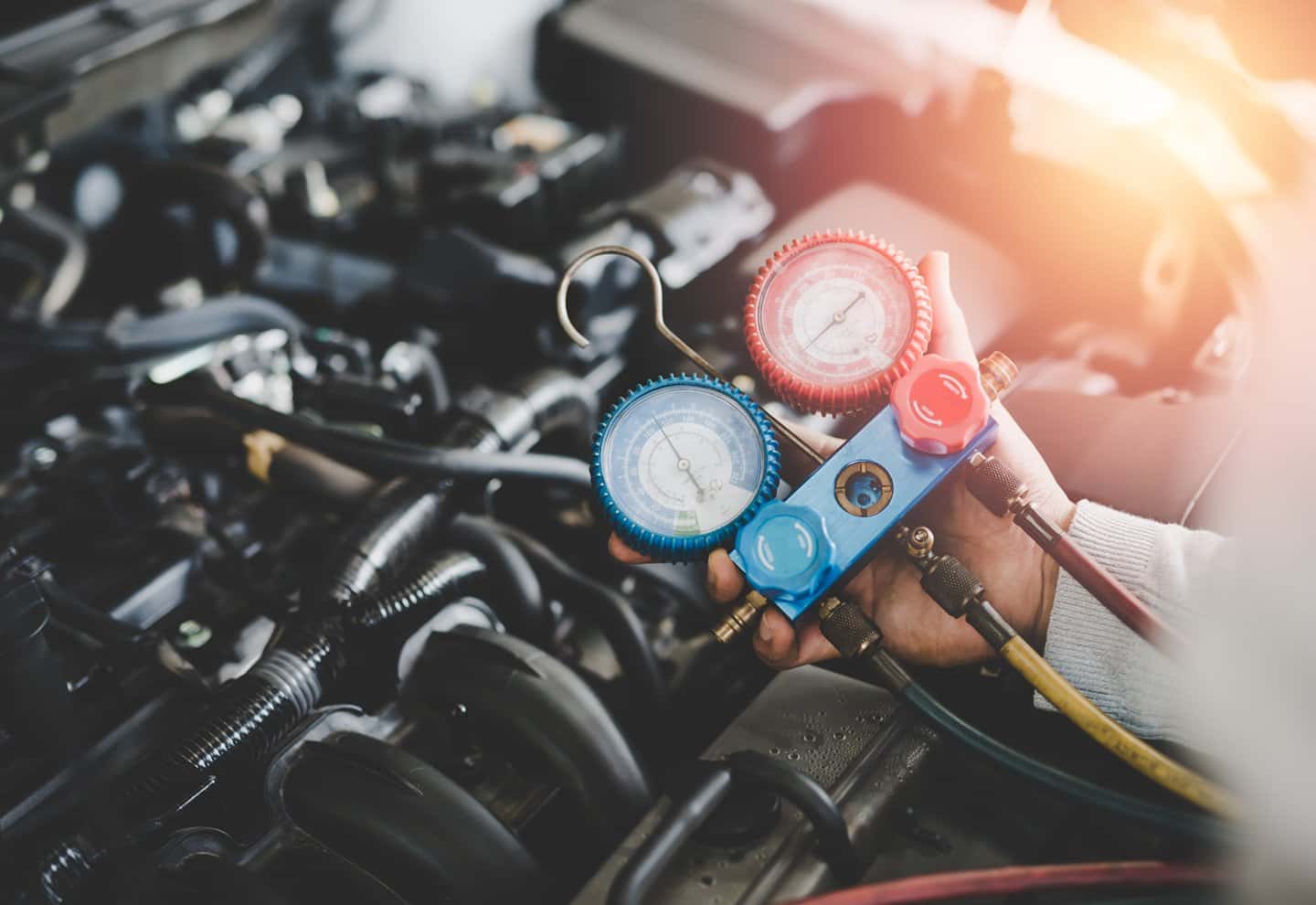 Araç klima sistemine gaz dolumu ve kaçak testi yapan teknisyen