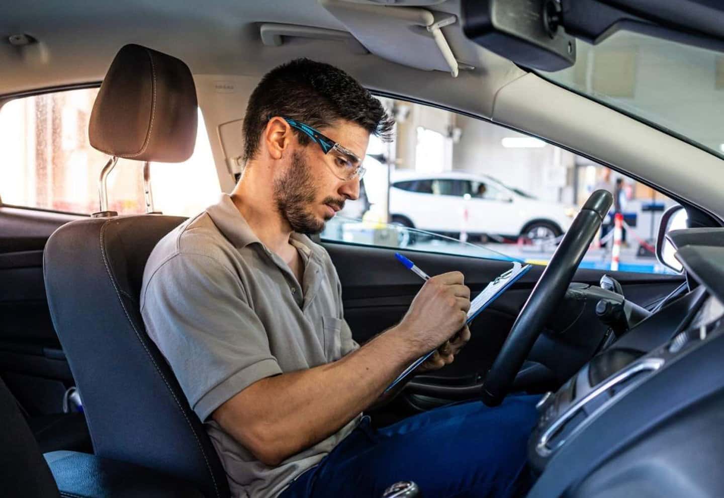 Tekno Otomotiv Malatya servisinde periyodik bakım için araç kabulü yapan teknisyen
