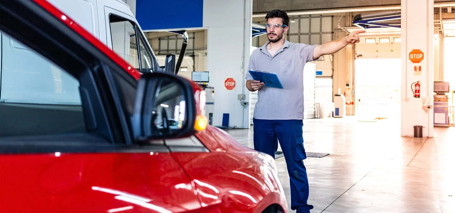 Serviste periyodik bakım kontrolü yapan teknisyen